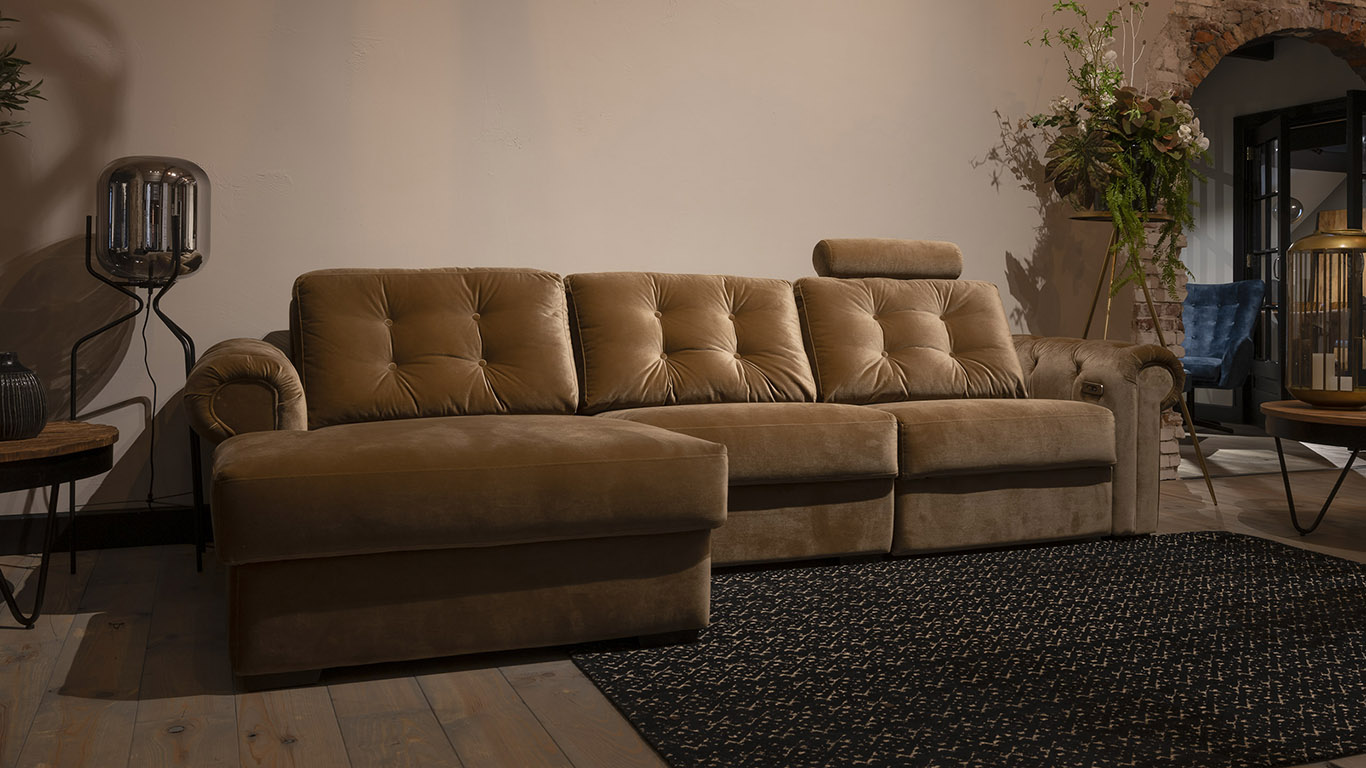 UrbanSofa Auxerre Presto Loungebank Arm R Catania Golden Sun Hoofdsteun Mundra Gold Vloerkleed Liggend scaled