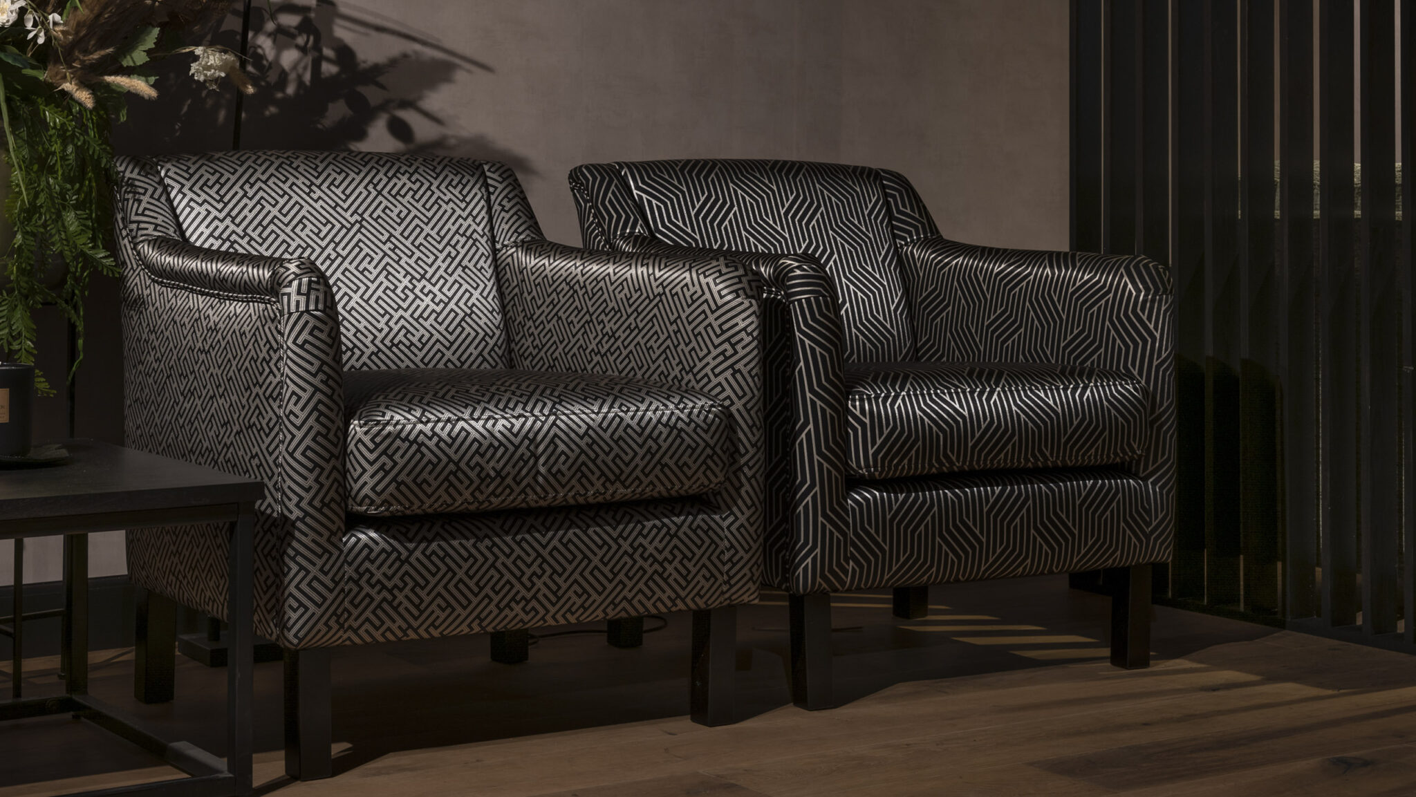 UrbanSofa Bella Fauteuil Cobe Chain Black Cobe Maze Black Liggend