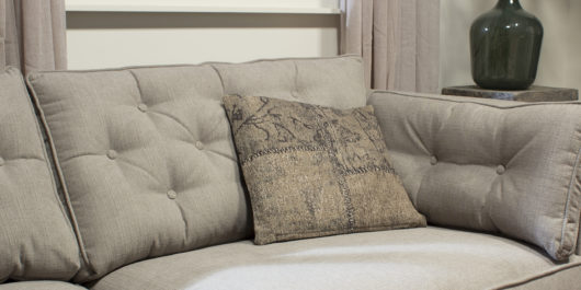 UrbanSofa Goa Patch Taupe Kussen 530x265 1