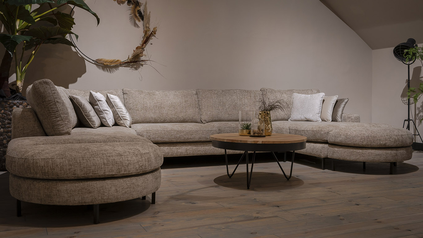 UrbanSofa Lausanne Casia Hoekbank Hocker Rond Vento Deser Owen Salontafel Website scaled