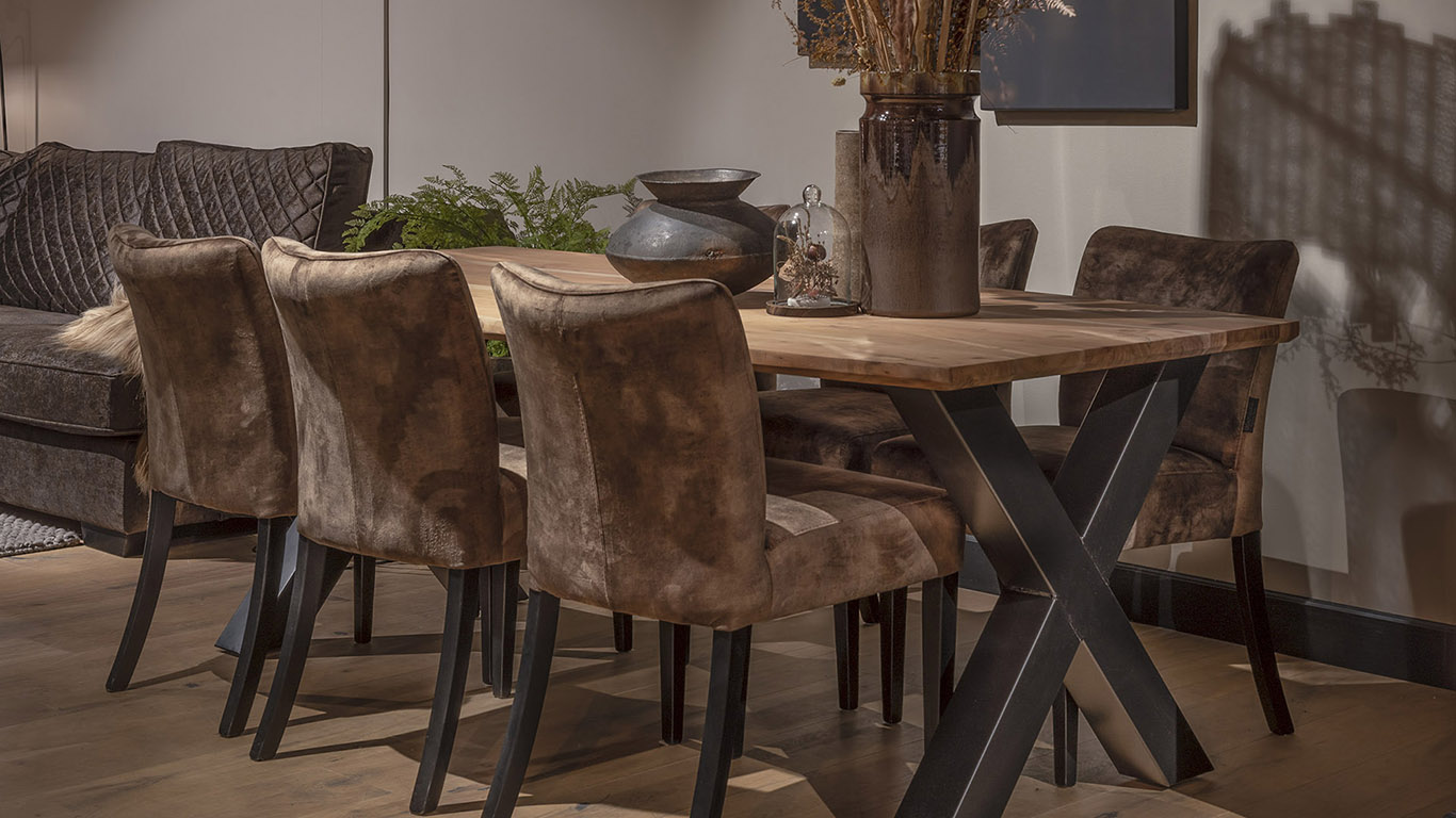UrbanSofa Leeds Eetstoel Sevilla Brown Vitoria Eettafel X Poot Large Zwart Website