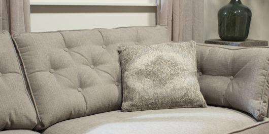 UrbanSofa Salem Grey Kussen 530x265 1