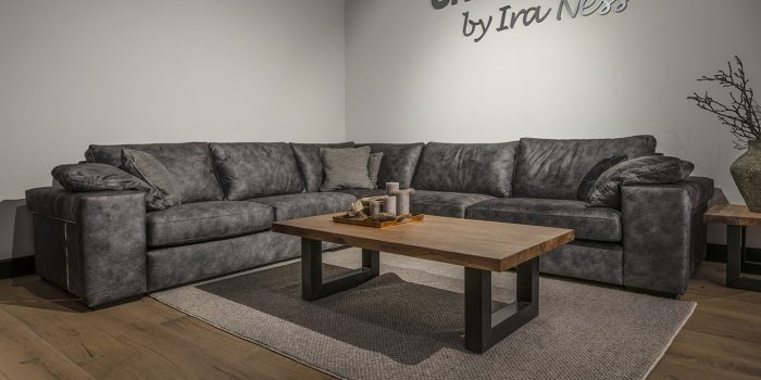 UrbanSofa-Ailean-Casia-hoekbank-Nathan-Steel-Rocco-Salontafel-U-Poot-Large-Zwart-Liggend UrbanSofa-Ailean-Casia-hoekbank-Nathan-Steel-Rocco-Salontafel-U-Poot-Large-Zwart-Liggend