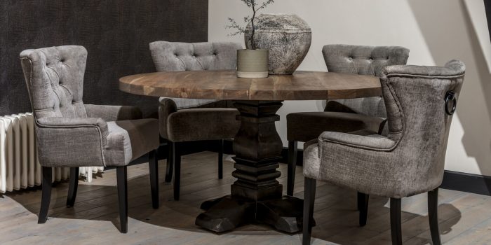 UrbanSofa-Amy-Eetkamerfauteuil-Belize-Taupe-Robin-Eettafel-Kloosterpoot-Liggend UrbanSofa-Amy-Eetkamerfauteuil-Belize-Taupe-Robin-Eettafel-Kloosterpoot-Liggend