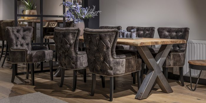 UrbanSofa-Amy-Eetkamerfauteuil-Sevilla-Dark-Brown-Live-Edge-Eettafel-X-Poot-Large-Pure-Steel-Liggend UrbanSofa-Amy-Eetkamerfauteuil-Sevilla-Dark-Brown-Live-Edge-Eettafel-X-Poot-Large-Pure-Steel-Liggend