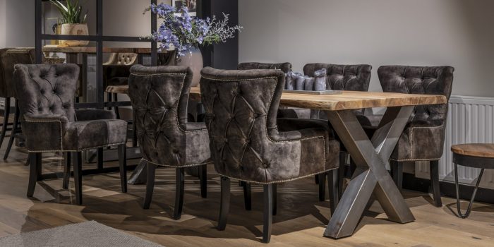 UrbanSofa-Amy-Eetkamerfauteuil-Sevilla-Dark-Brown-Live-Edge-Eettafel-X-Poot-Large-Pure-Steel-Liggend UrbanSofa-Amy-Eetkamerfauteuil-Sevilla-Dark-Brown-Live-Edge-Eettafel-X-Poot-Large-Pure-Steel-Liggend