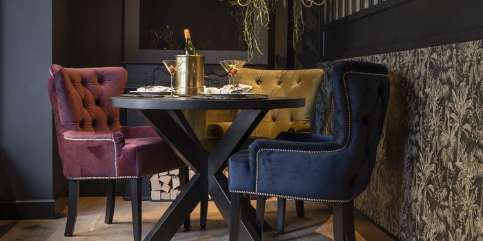 UrbanSofa-Amy-Eetstoel-Napels-Bordeaux-Dark-Blue-Olive-Robin-Eettafel-Rond-Spinpoot-Zwart-Liggend UrbanSofa-Amy-Eetstoel-Napels-Bordeaux-Dark-Blue-Olive-Robin-Eettafel-Rond-Spinpoot-Zwart-Liggend