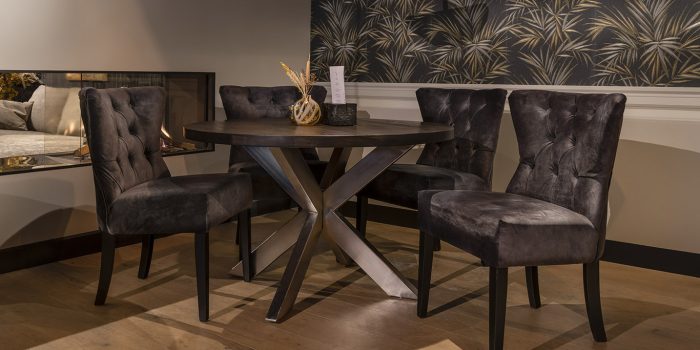 UrbanSofa-Aniston-Eetstoel-Vienna-Antracite-Robin-Eettafel-Rond-Spinpoot-Chroom-Liggend UrbanSofa-Aniston-Eetstoel-Vienna-Antracite-Robin-Eettafel-Rond-Spinpoot-Chroom-Liggend