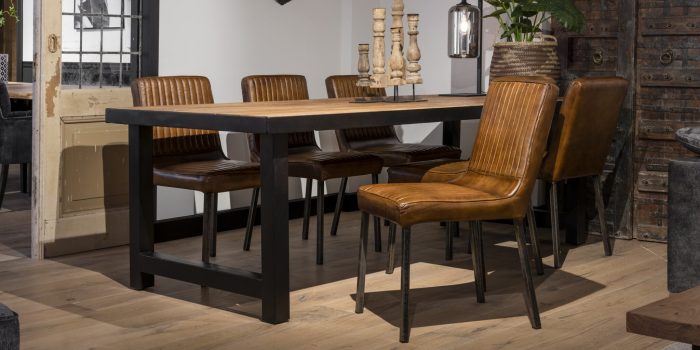 UrbanSofa-Bryan-Eetkamerstoel-Bruin-Leder-Lodge-Eettafel-Zwart-2-Liggend UrbanSofa-Bryan-Eetkamerstoel-Bruin-Leder-Lodge-Eettafel-Zwart-2-Liggend