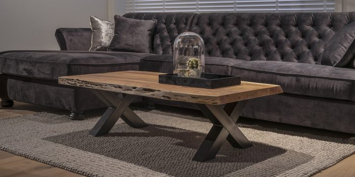 UrbanSofa Calmont Loungebank Vienna Antracite Live Edge Salontafel Shantra Wool Honeycomb Vloerkleed Sfeer Liggend scaled UrbanSofa Calmont Loungebank Vienna Antracite Live Edge Salontafel Shantra Wool Honeycomb Vloerkleed Sfeer Liggend scaled