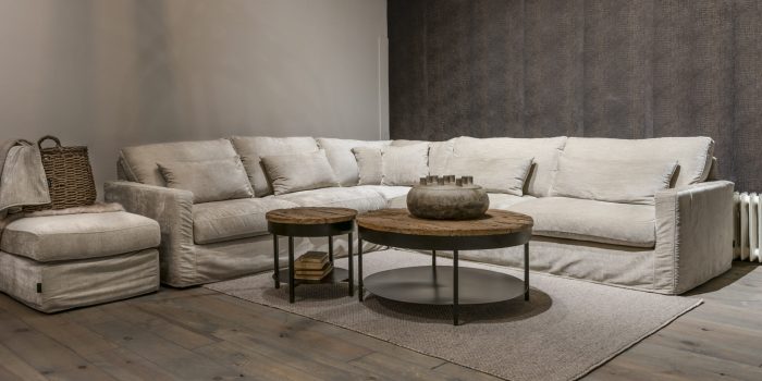 UrbanSofa-Cambridge-Casia-Hoekbank-Belize-Sand-Caro-Salontafel-Met-Onderblad-Shantra-Wool-Plain-Vloerkleed-Liggend UrbanSofa-Cambridge-Casia-Hoekbank-Belize-Sand-Caro-Salontafel-Met-Onderblad-Shantra-Wool-Plain-Vloerkleed-Liggend
