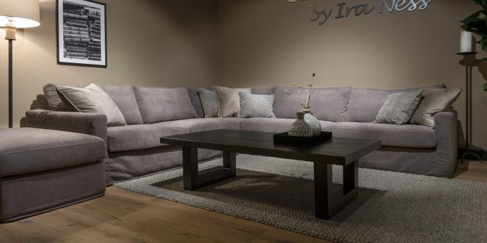 UrbanSofa-Cambridge-Casia-Hoekbank-Vancouver-Taupe-Rocco-Salontafel-X-Poot-Large-Zwart-Liggend UrbanSofa-Cambridge-Casia-Hoekbank-Vancouver-Taupe-Rocco-Salontafel-X-Poot-Large-Zwart-Liggend