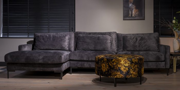 UrbanSofa-Gino-Casia-Loungebank-Sevilla-Antracite-Paris-Hocker-Shiny-Velvet-Golden-Angel-Liggend UrbanSofa-Gino-Casia-Loungebank-Sevilla-Antracite-Paris-Hocker-Shiny-Velvet-Golden-Angel-Liggend