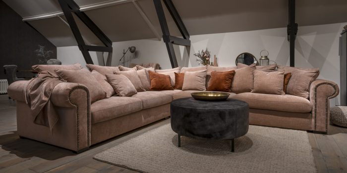 UrbanSofa-Merlin-Vintage-Hoekbank-Belize-Rose-Paris-Hocker-Vienna-Antracite-Shantra-Wool-Cables-Vloerkleed-Liggend UrbanSofa-Merlin-Vintage-Hoekbank-Belize-Rose-Paris-Hocker-Vienna-Antracite-Shantra-Wool-Cables-Vloerkleed-Liggend