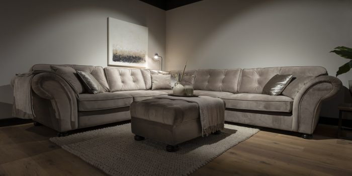 UrbanSofa-Montreal-Presto-Hoekbank-Napels-Taupe-Shantra-Wool-Cables-Vloerkleed-Liggend Lifestyle zetel