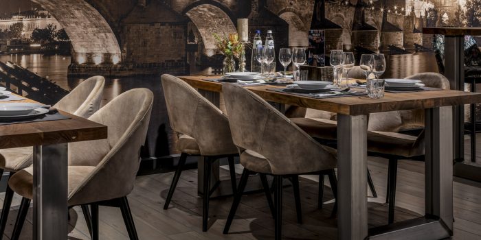 UrbanSofa-Napoli-Eetkamerstoel-Vienna-Sand-Rocco-Eettafel-U-Poot-Large-Pure-Steel-Liggend UrbanSofa-Napoli-Eetkamerstoel-Vienna-Sand-Rocco-Eettafel-U-Poot-Large-Pure-Steel-Liggend