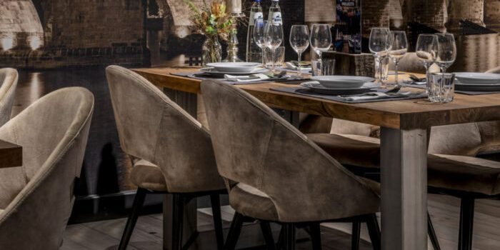 UrbanSofa-Napoli-Eetkamerstoel-Vienna-Sand-Rocco-Eettafel-U-Poot-Large-Pure-Steel-Vierkant UrbanSofa-Napoli-Eetkamerstoel-Vienna-Sand-Rocco-Eettafel-U-Poot-Large-Pure-Steel-Vierkant