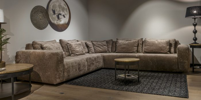 UrbanSofa-Tommy-Hoekbank-Byron-Liver-Andalusie-Gold-Salontafel-Met-Onderblad-Mundra-Gold-Vloerkleed-Liggend UrbanSofa-Tommy-Hoekbank-Byron-Liver-Andalusie-Gold-Salontafel-Met-Onderblad-Mundra-Gold-Vloerkleed-Liggend
